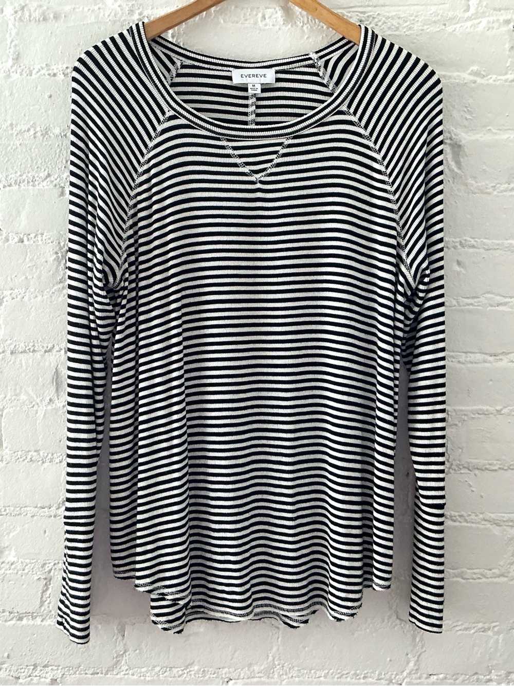Evereve Womens Striped Long Sleeve Top Black White Ribbed Knit Size M Snap Cuffs